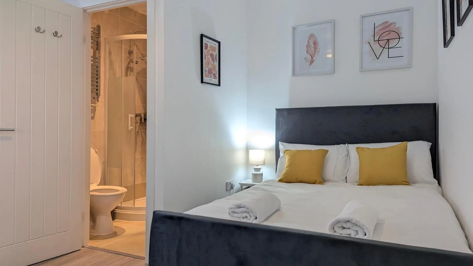 Modern Double Room W Private Bath & Free Parking York Holiday home