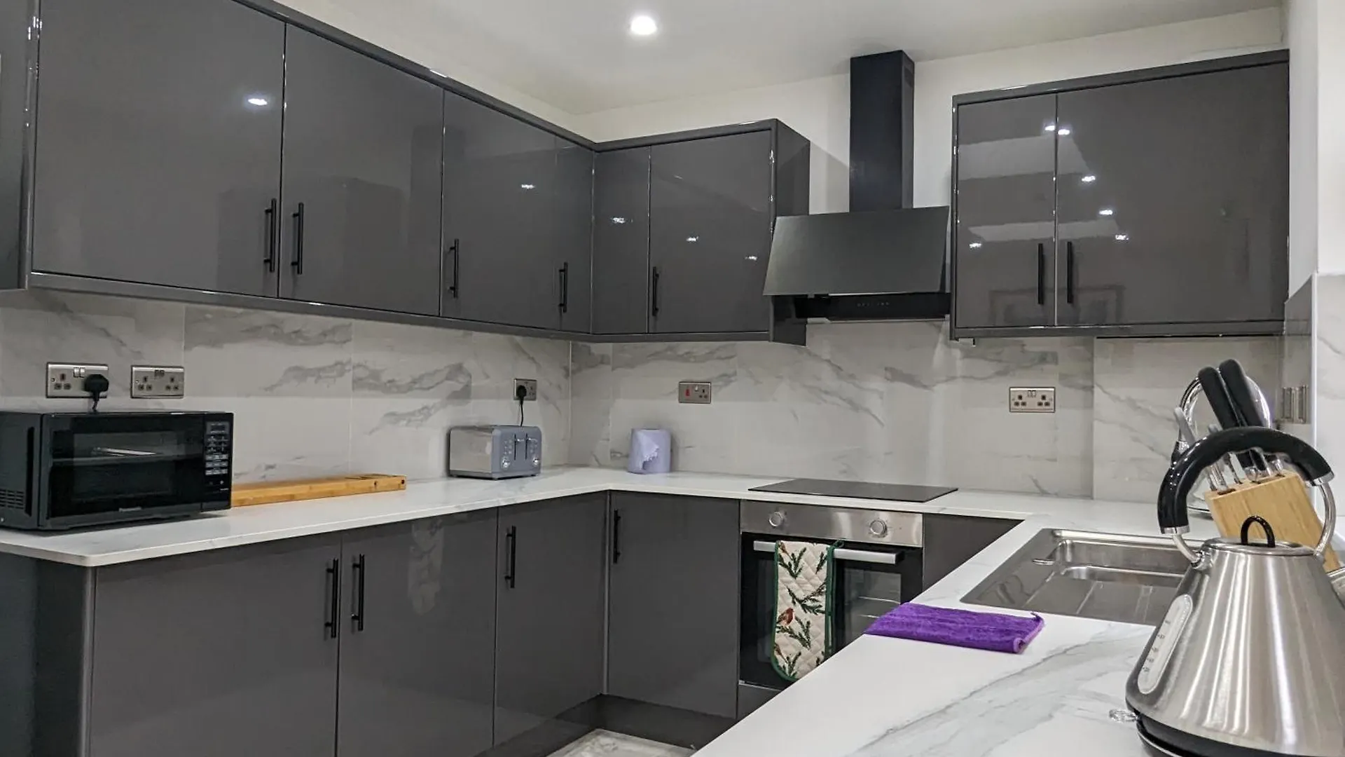 Modern Double Room W Private Bath & Free Parking York