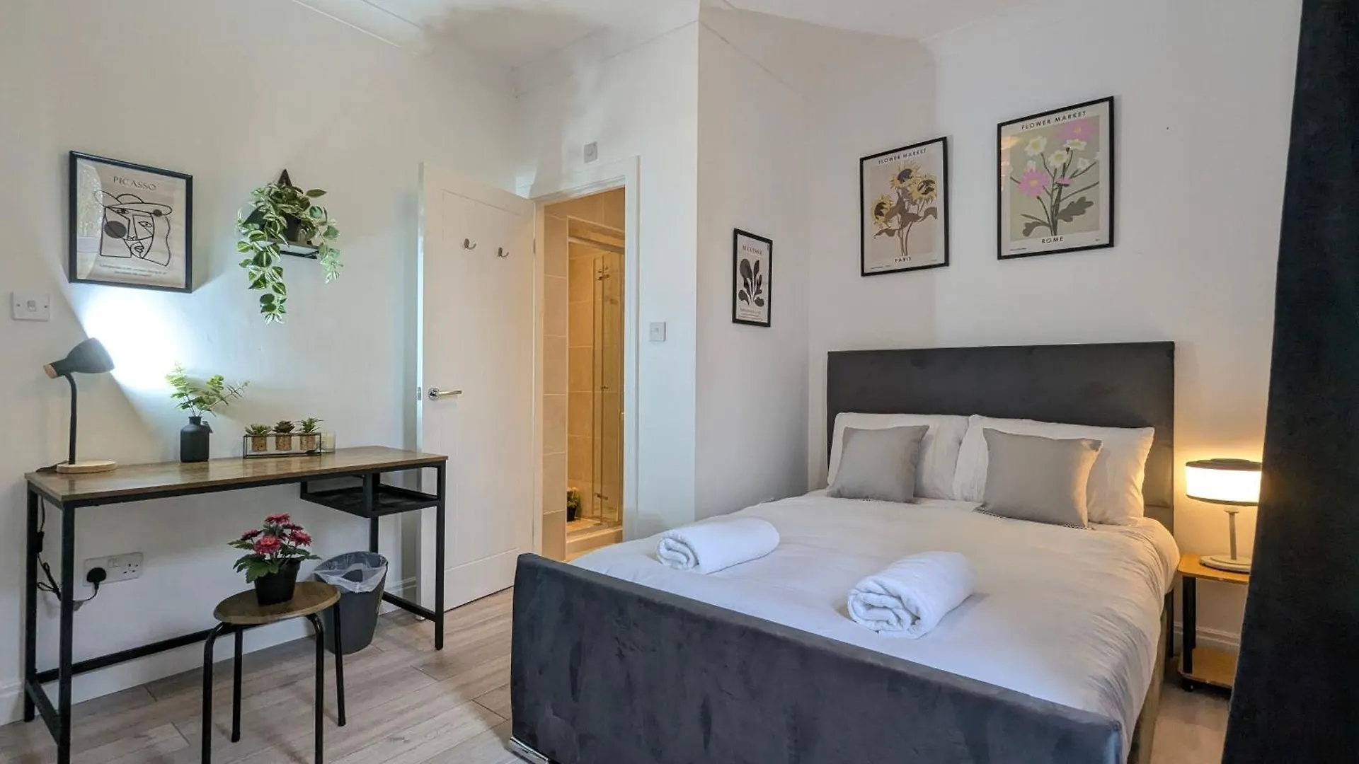 Modern Double Room W Private Bath & Free Parking 요크 0*,